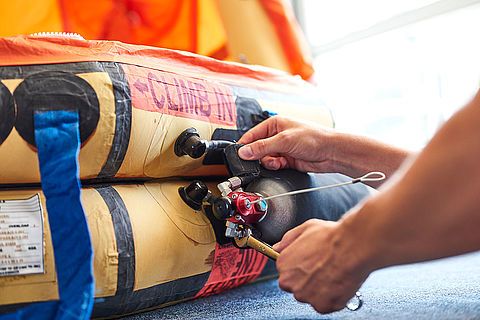 images/Insights/csm_content_article_components_life_raft_overhaul02_b6de7d47e7.jpg
